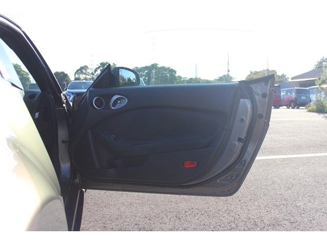 フェアレディＺ バージョンＴ　禁煙車　黒革シート　ＢＯＳＥサウンド　ＥＴＣ　純正１８ＡＷ　プッシュシート　シートヒーター　スマートキー　パドルシフト　電動格納ドアミラー　ＥＴＣ　オートエアコン　盗難防止システム　衝突軽減ボディー（28枚目）