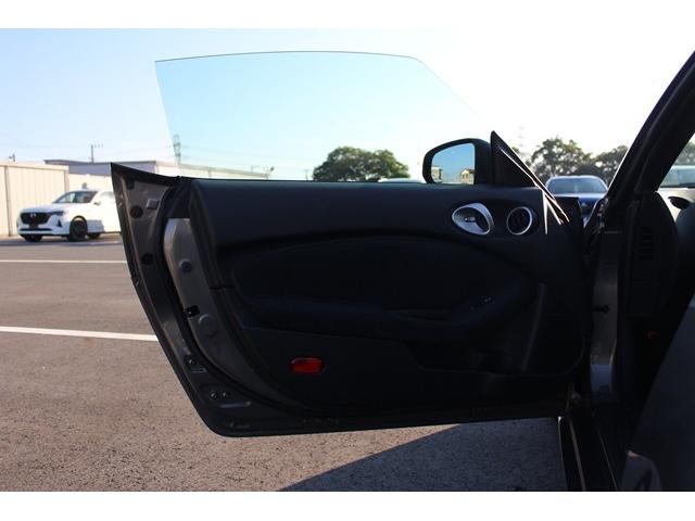 フェアレディＺ バージョンＴ　禁煙車　黒革シート　ＢＯＳＥサウンド　ＥＴＣ　純正１８ＡＷ　プッシュシート　シートヒーター　スマートキー　パドルシフト　電動格納ドアミラー　ＥＴＣ　オートエアコン　盗難防止システム　衝突軽減ボディー（31枚目）