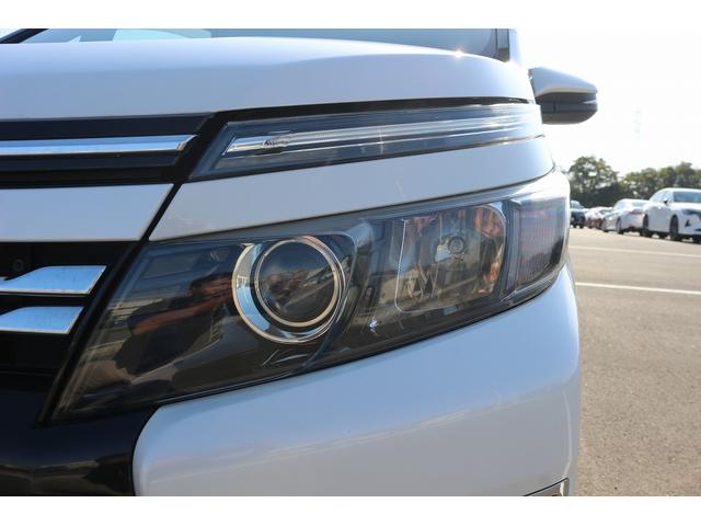 ヴォクシー ZS 禁煙車 純正9インチナビ 後席モニター 両側電動スライド バックカメラ フルセグ LEDヘッドライト ETC ウォークスルー オートライト 電動格納ミラー スマートキー Bluetooth接続(17枚目)