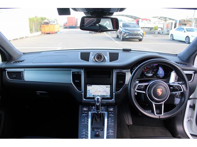 マカン マカン　ターボ　禁煙車　スポーツクロノＰＫＧ　ＢＯＳＥサウンド　純正ナビ　フルセグＴＶ　バックカメラ　電動リアゲート　レッドキャリパー　エアサスペンション　ＥＴＣ　パワーシート　サイドカメラ　純正１９ＡＷ　キーレス（17枚目）