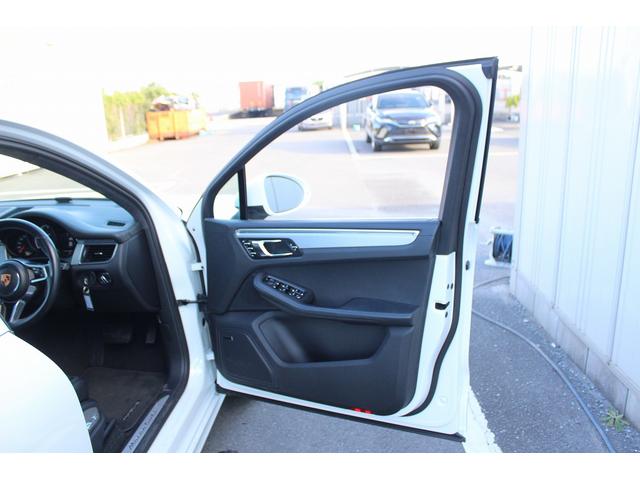 マカン マカン　ターボ　禁煙車　スポーツクロノＰＫＧ　ＢＯＳＥサウンド　純正ナビ　フルセグＴＶ　バックカメラ　電動リアゲート　レッドキャリパー　エアサスペンション　ＥＴＣ　パワーシート　サイドカメラ　純正１９ＡＷ　キーレス（34枚目）