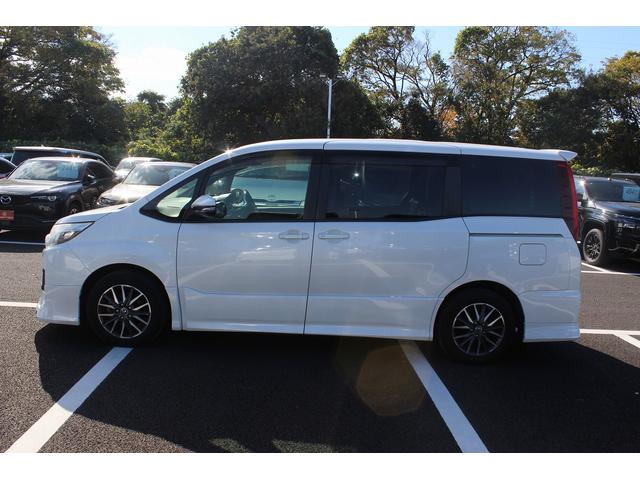 ノア Ｓｉ　禁煙車　ワンオーナー　モデリスタエアロ　純正ナビ　フルセグＴＶ　バックカメラ　片側電動スライドドア　ＬＥＤヘッドライト　Ｂｌｕｅｔｏｏｔｈ接続　オートライト　スマートキープッシュスタート　７人乗り（11枚目）