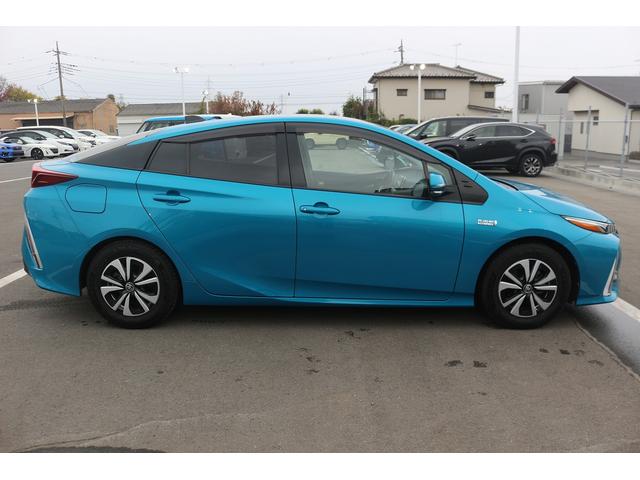 プリウスＰＨＶ Ｓナビパッケージ　禁煙車　ＯＰソーラーパネル　純正１１．６型ナビ　フルセグＴＶ　バックカメラ　衝突軽減ブレーキ　アダプティブクルーズコントロール　ＬＥＤヘッドライト　ＥＴＣ２．０　シートヒーター　スマートキー（6枚目）