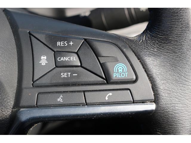 リーフ Ｘ　１０万台記念車　禁煙車　プロパイロット　純正ナビ　フルセグＴＶ　バックカメラ　衝突軽減　ＬＥＤヘッドライト　ＥＴＣ　シートヒ－タ－　　ブラインドスポットモニタ－　スマ－トキ－　純正１６ＡＷ　電動格納ミラ－（2枚目）