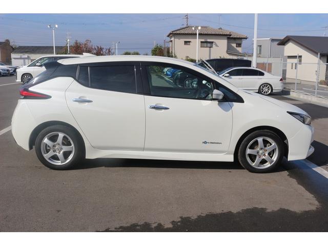 リーフ Ｘ　１０万台記念車　禁煙車　プロパイロット　純正ナビ　フルセグＴＶ　バックカメラ　衝突軽減　ＬＥＤヘッドライト　ＥＴＣ　シートヒ－タ－　　ブラインドスポットモニタ－　スマ－トキ－　純正１６ＡＷ　電動格納ミラ－（10枚目）