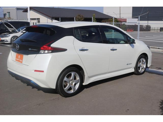 リーフ Ｘ　１０万台記念車　禁煙車　プロパイロット　純正ナビ　フルセグＴＶ　バックカメラ　衝突軽減　ＬＥＤヘッドライト　ＥＴＣ　シートヒ－タ－　　ブラインドスポットモニタ－　スマ－トキ－　純正１６ＡＷ　電動格納ミラ－（11枚目）