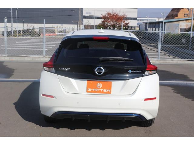 リーフ Ｘ　１０万台記念車　禁煙車　プロパイロット　純正ナビ　フルセグＴＶ　バックカメラ　衝突軽減　ＬＥＤヘッドライト　ＥＴＣ　シートヒ－タ－　　ブラインドスポットモニタ－　スマ－トキ－　純正１６ＡＷ　電動格納ミラ－（12枚目）