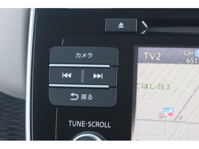 リーフ Ｘ　１０万台記念車　禁煙車　プロパイロット　純正ナビ　フルセグＴＶ　バックカメラ　衝突軽減　ＬＥＤヘッドライト　ＥＴＣ　シートヒ－タ－　　ブラインドスポットモニタ－　スマ－トキ－　純正１６ＡＷ　電動格納ミラ－（52枚目）