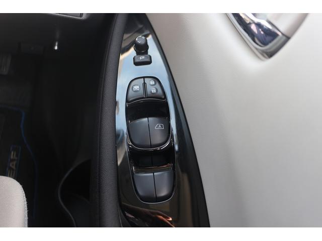 リーフ Ｘ　１０万台記念車　禁煙車　プロパイロット　純正ナビ　フルセグＴＶ　バックカメラ　衝突軽減　ＬＥＤヘッドライト　ＥＴＣ　シートヒ－タ－　　ブラインドスポットモニタ－　スマ－トキ－　純正１６ＡＷ　電動格納ミラ－（54枚目）