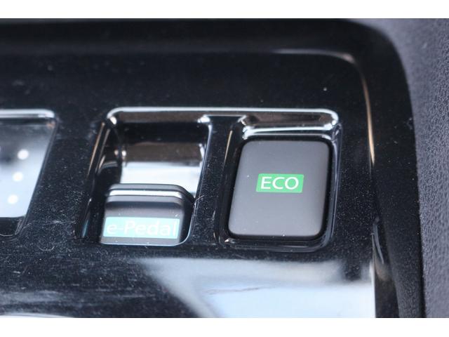 リーフ Ｘ　１０万台記念車　禁煙車　プロパイロット　純正ナビ　フルセグＴＶ　バックカメラ　衝突軽減　ＬＥＤヘッドライト　ＥＴＣ　シートヒ－タ－　　ブラインドスポットモニタ－　スマ－トキ－　純正１６ＡＷ　電動格納ミラ－（57枚目）