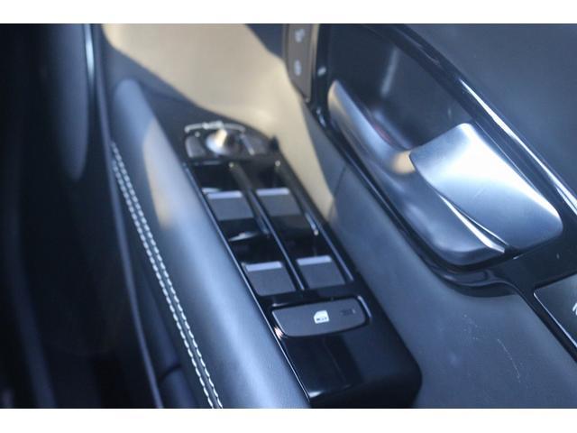 レンジローバーイヴォーク ＨＳＥ　禁煙車　ガラスルーフ　純正ナビ　フルセグＴＶ　バックカメラ　本革シート　メソディアンサウンドシステム　クルーズコントロール　温冷シート　パワーシート　電動Ｒゲート　衝突軽減ブレーキ　Ｂｌｕｅｔｏｏｔｈ（69枚目）