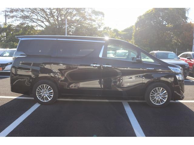 ヴェルファイアハイブリッド Ｖ　Ｌエディション　禁煙車　三眼ＬＥＤヘッドライト　ベージュ革シート　純正１０型ナビ　フルセグＴＶ　バックカメラ　両側電動スライドドア　温冷シート　パワーシート　レーダークルーズ　ＥＴＣ　クリアランスソナー　純正１７ＡＷ（9枚目）