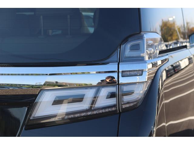 ヴェルファイアハイブリッド Ｖ　Ｌエディション　禁煙車　三眼ＬＥＤヘッドライト　ベージュ革シート　純正１０型ナビ　フルセグＴＶ　バックカメラ　両側電動スライドドア　温冷シート　パワーシート　レーダークルーズ　ＥＴＣ　クリアランスソナー　純正１７ＡＷ（20枚目）