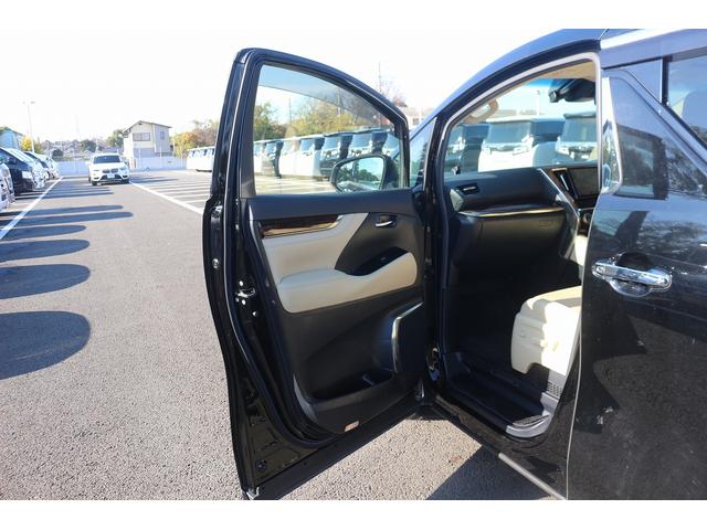 ヴェルファイアハイブリッド Ｖ　Ｌエディション　禁煙車　三眼ＬＥＤヘッドライト　ベージュ革シート　純正１０型ナビ　フルセグＴＶ　バックカメラ　両側電動スライドドア　温冷シート　パワーシート　レーダークルーズ　ＥＴＣ　クリアランスソナー　純正１７ＡＷ（30枚目）