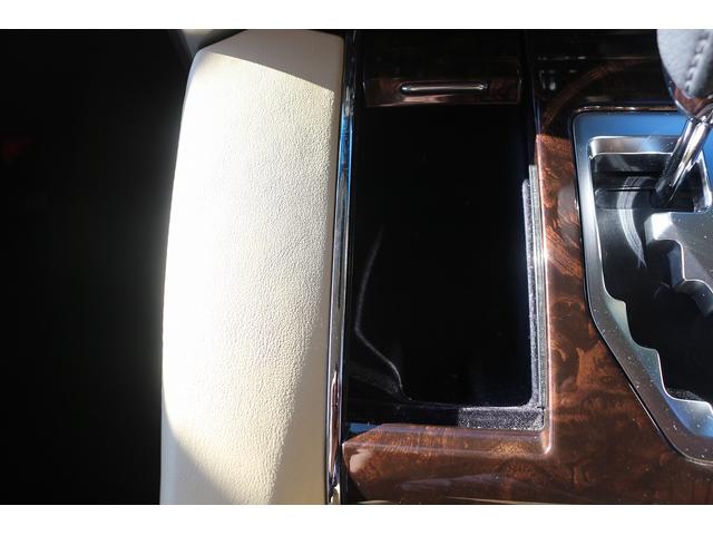 ヴェルファイアハイブリッド Ｖ　Ｌエディション　禁煙車　三眼ＬＥＤヘッドライト　ベージュ革シート　純正１０型ナビ　フルセグＴＶ　バックカメラ　両側電動スライドドア　温冷シート　パワーシート　レーダークルーズ　ＥＴＣ　クリアランスソナー　純正１７ＡＷ（63枚目）