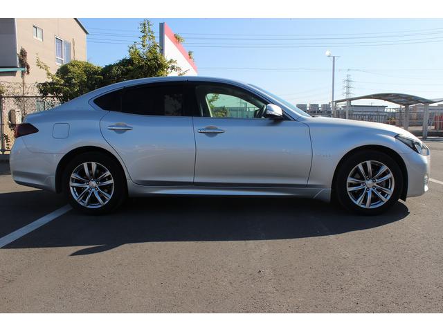 フーガハイブリッド ＶＩＰ　禁煙車　黒革シート　純正８型ナビ　フルセグ　全周囲カメラ　温冷シート　パワーシート　レーダークルーズコントロール　ＬＥＤヘッドライト　ＥＴＣ　電動格納式ミラー　Ｂｌｕｅｔｏｏｔｈ接続　障害物センサー（10枚目）