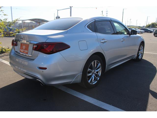 フーガハイブリッド ＶＩＰ　禁煙車　黒革シート　純正８型ナビ　フルセグ　全周囲カメラ　温冷シート　パワーシート　レーダークルーズコントロール　ＬＥＤヘッドライト　ＥＴＣ　電動格納式ミラー　Ｂｌｕｅｔｏｏｔｈ接続　障害物センサー（11枚目）