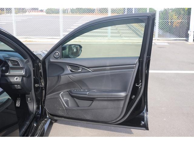 シビック ハッチバック　禁煙車　黒革シート　純正ナビ　フルセグＴＶ　バックカメラ　レーダークルーズコントロール　衝突軽減ブレーキ　ＬＥＤヘッドライト　シートヒーター　パワーシート　アイドリングストップ　電動格納ドアミラー（25枚目）