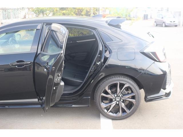 シビック ハッチバック　禁煙車　黒革シート　純正ナビ　フルセグＴＶ　バックカメラ　レーダークルーズコントロール　衝突軽減ブレーキ　ＬＥＤヘッドライト　シートヒーター　パワーシート　アイドリングストップ　電動格納ドアミラー（28枚目）