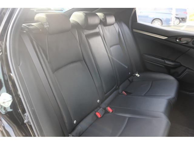 シビック ハッチバック　禁煙車　黒革シート　純正ナビ　フルセグＴＶ　バックカメラ　レーダークルーズコントロール　衝突軽減ブレーキ　ＬＥＤヘッドライト　シートヒーター　パワーシート　アイドリングストップ　電動格納ドアミラー（32枚目）