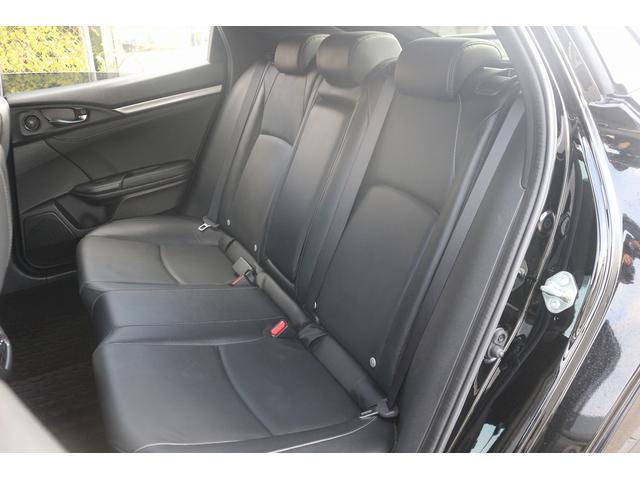 シビック ハッチバック　禁煙車　黒革シート　純正ナビ　フルセグＴＶ　バックカメラ　レーダークルーズコントロール　衝突軽減ブレーキ　ＬＥＤヘッドライト　シートヒーター　パワーシート　アイドリングストップ　電動格納ドアミラー（34枚目）