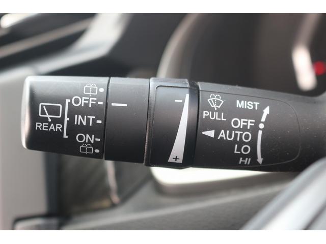 シビック ハッチバック　禁煙車　黒革シート　純正ナビ　フルセグＴＶ　バックカメラ　レーダークルーズコントロール　衝突軽減ブレーキ　ＬＥＤヘッドライト　シートヒーター　パワーシート　アイドリングストップ　電動格納ドアミラー（38枚目）