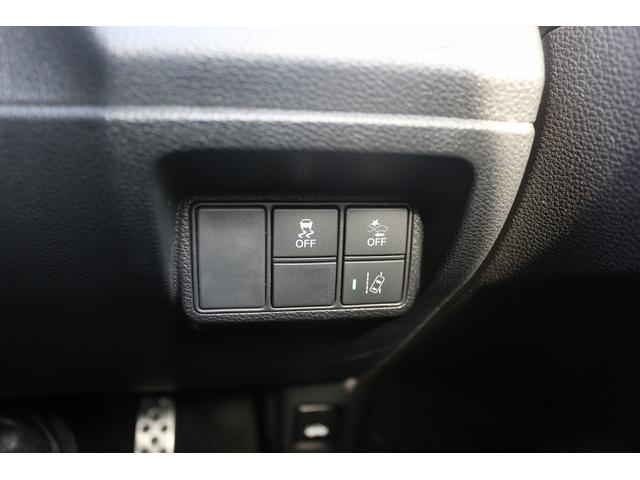 シビック ハッチバック　禁煙車　黒革シート　純正ナビ　フルセグＴＶ　バックカメラ　レーダークルーズコントロール　衝突軽減ブレーキ　ＬＥＤヘッドライト　シートヒーター　パワーシート　アイドリングストップ　電動格納ドアミラー（69枚目）