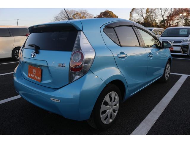 アクア S 禁煙車 純正8型ナビ バックカメラ TV 電動格納式ドアミラー オートライト プッシュスタート ETC DVD再生 BULUETTOTH接続 アイドリングストップ スマートキー プライバシーガラス(5枚目)