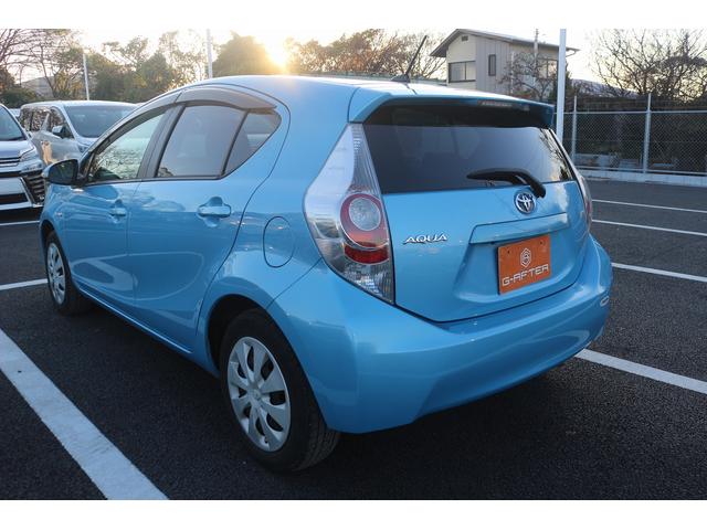 アクア S 禁煙車 純正8型ナビ バックカメラ TV 電動格納式ドアミラー オートライト プッシュスタート ETC DVD再生 BULUETTOTH接続 アイドリングストップ スマートキー プライバシーガラス(7枚目)