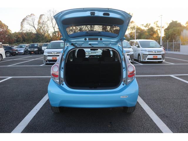 アクア S 禁煙車 純正8型ナビ バックカメラ TV 電動格納式ドアミラー オートライト プッシュスタート ETC DVD再生 BULUETTOTH接続 アイドリングストップ スマートキー プライバシーガラス(28枚目)