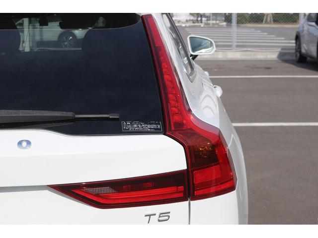 Ｖ９０ Ｔ５　モメンタム　禁煙車　黒革シート　純正ナビ　フルセグ　全周囲カメラ　アダプティブクルーズコントロ－ル　インテリセーフ　ＡＰＰＬＥＣＡＲＰＬＡＹ　パークアシスト　シートヒーター　ＬＥＤヘッドライト　オートハイビーム（17枚目）