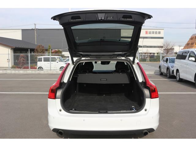 Ｖ９０ Ｔ５　モメンタム　禁煙車　黒革シート　純正ナビ　フルセグ　全周囲カメラ　アダプティブクルーズコントロ－ル　インテリセーフ　ＡＰＰＬＥＣＡＲＰＬＡＹ　パークアシスト　シートヒーター　ＬＥＤヘッドライト　オートハイビーム（32枚目）