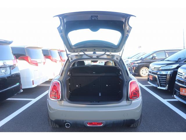 MINI クーパーD 禁煙車 ストリートスタイルPKG 黒革シート 後期モデル 順正ナビ バックカメラ 衝突軽減ブレーキ LEDヘッドライト 電動格納式ミラー オートライト シートヒーター アイドリングストップ(31枚目)