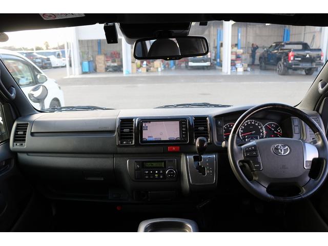 ハイエースバン 　禁煙車　ワンオーナー　純正ナビ　フルセグ　バックカメラ　ハーフレザー　衝突軽減ブレーキ　ＬＥＤヘッドライト　ＥＴＣ　スマートキー　Ｂｌｕｅｔｏｏｔｈ接続　電動格納式ドアミラー　純正１５インチアルミ（17枚目）