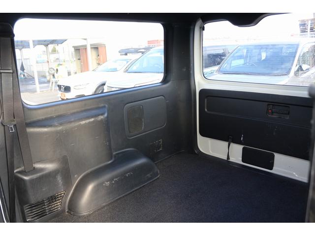 ハイエースバン 　禁煙車　ワンオーナー　純正ナビ　フルセグ　バックカメラ　ハーフレザー　衝突軽減ブレーキ　ＬＥＤヘッドライト　ＥＴＣ　スマートキー　Ｂｌｕｅｔｏｏｔｈ接続　電動格納式ドアミラー　純正１５インチアルミ（47枚目）