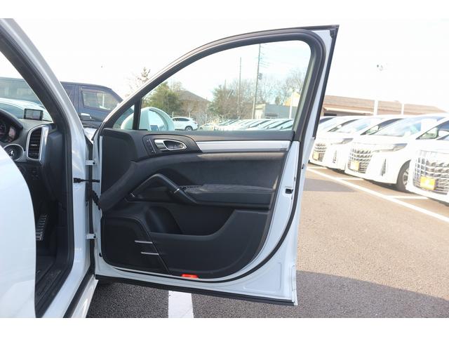 カイエン ＧＴＳ　禁煙車　サンルーフ　クロノエキゾースト　純正ナビ　フルセグ　バックカメラ　電動Ｒゲート　クルーズコントロール　ＬＥＤヘッドライト　ＥＴＣ　パワーシート　シートヒーター　クリアランスソナー　キーレス（30枚目）