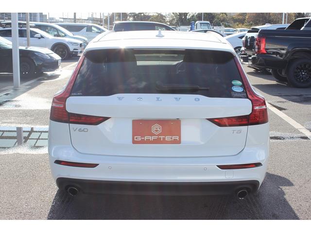 Ｖ６０ Ｔ５　モメンタム　禁煙車　レザーパッケージ　白革シート　純正ナビ　フルセグＴＶ　全周囲カメラ　電動リアゲート　シートヒーター　クルーズコントロール　アダプティブヘッドライト　ブラインドスポットモニター（13枚目）