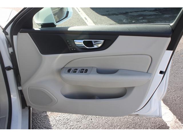 Ｖ６０ Ｔ５　モメンタム　禁煙車　レザーパッケージ　白革シート　純正ナビ　フルセグＴＶ　全周囲カメラ　電動リアゲート　シートヒーター　クルーズコントロール　アダプティブヘッドライト　ブラインドスポットモニター（29枚目）