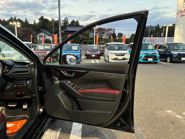 ☆☆広々とした展示場でゆったりとお車を選んでいただけます☆☆