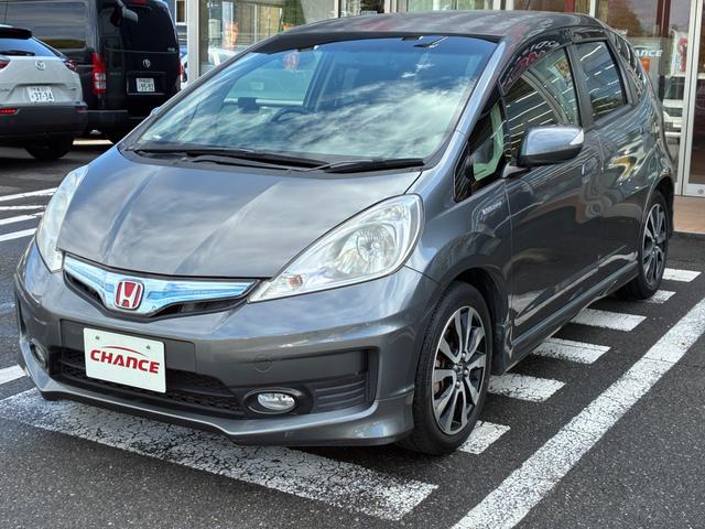 フィットハイブリッド ＲＳ　ファインスタイル　バックカメラ　キーレス　スマートキー　ＥＴＣ　クルーズコントロール　電動格納ミラー　ＨＩＤヘッドライト　フォグライト　オートライト　純正アルミホイール　ダブルエアバック　フロアマット（3枚目）