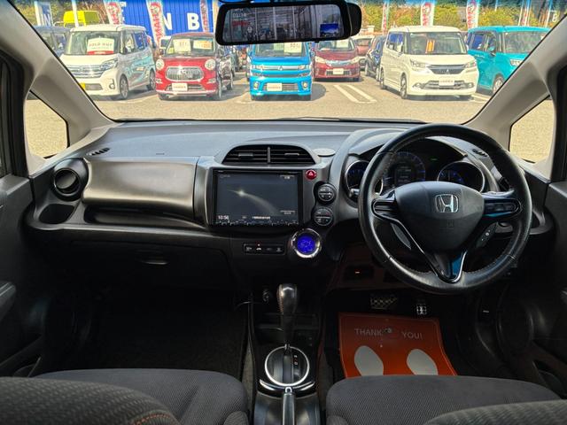 フィットハイブリッド ＲＳ　ファインスタイル　バックカメラ　キーレス　スマートキー　ＥＴＣ　クルーズコントロール　電動格納ミラー　ＨＩＤヘッドライト　フォグライト　オートライト　純正アルミホイール　ダブルエアバック　フロアマット（11枚目）