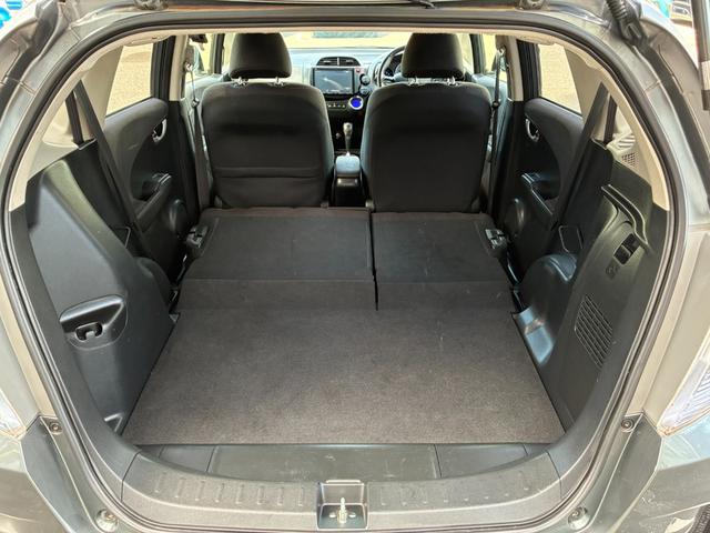 フィットハイブリッド ＲＳ　ファインスタイル　バックカメラ　キーレス　スマートキー　ＥＴＣ　クルーズコントロール　電動格納ミラー　ＨＩＤヘッドライト　フォグライト　オートライト　純正アルミホイール　ダブルエアバック　フロアマット（19枚目）