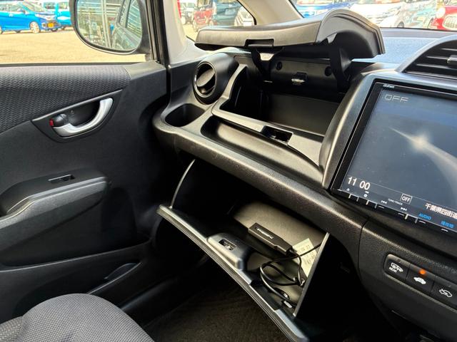 フィットハイブリッド ＲＳ　ファインスタイル　バックカメラ　キーレス　スマートキー　ＥＴＣ　クルーズコントロール　電動格納ミラー　ＨＩＤヘッドライト　フォグライト　オートライト　純正アルミホイール　ダブルエアバック　フロアマット（30枚目）