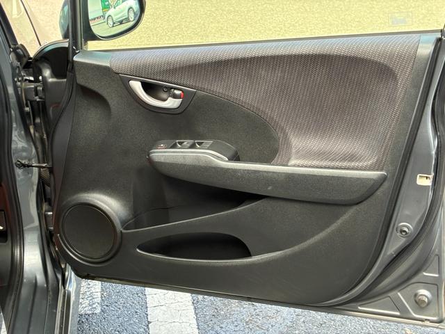 フィットハイブリッド ＲＳ　ファインスタイル　バックカメラ　キーレス　スマートキー　ＥＴＣ　クルーズコントロール　電動格納ミラー　ＨＩＤヘッドライト　フォグライト　オートライト　純正アルミホイール　ダブルエアバック　フロアマット（37枚目）