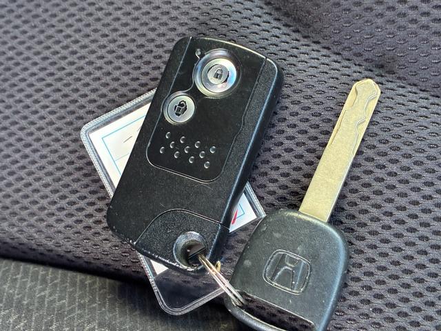 フィットハイブリッド ＲＳ　ファインスタイル　バックカメラ　キーレス　スマートキー　ＥＴＣ　クルーズコントロール　電動格納ミラー　ＨＩＤヘッドライト　フォグライト　オートライト　純正アルミホイール　ダブルエアバック　フロアマット（40枚目）