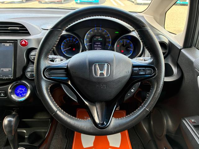 フィットハイブリッド ＲＳ　ファインスタイル　バックカメラ　キーレス　スマートキー　ＥＴＣ　クルーズコントロール　電動格納ミラー　ＨＩＤヘッドライト　フォグライト　オートライト　純正アルミホイール　ダブルエアバック　フロアマット（64枚目）