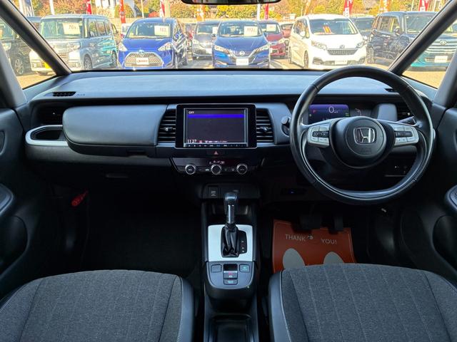 フィット e:HEVホーム 衝突軽減 レーンアシスト 純正ナビ CD DVD MSV Bluetooth接続 バックカメラ スマートキー ETC コーナーセンサー アダプティブクルコン LED オートハイビーム オートライト(11枚目)