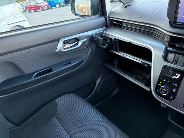 ステラ カスタムＲＳ　純正ナビ　フルセグＴＶ　ＣＤ　ＤＶＤ　ＢＴ接続　バックカメラ　スマートキー　プッシュスタート　ＥＴＣ　電動格納ミラー　ＬＥＤ　フォグライト　オートライト　オートハイビーム　純正アルミ（31枚目）