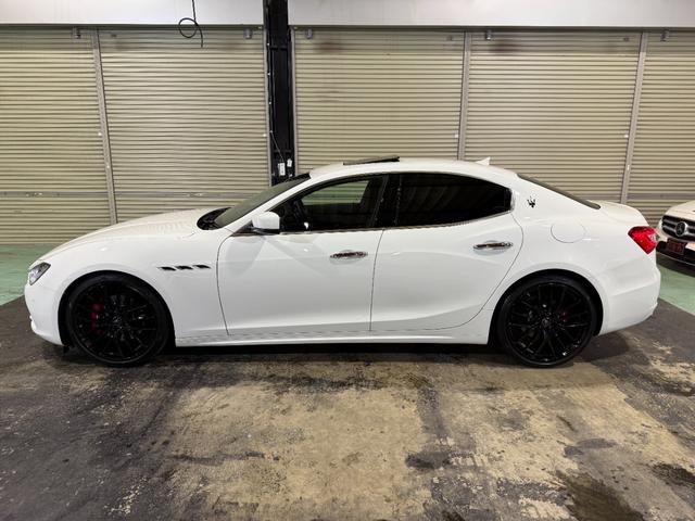 ギブリ ベースグレード　電動サンルーフ　スポーツパッケージ　チターノ２１インチＡＷ　ロッソフルレザーシート　シフトパドル　ツーリングパッケージ　クルーズコントロール　シートヒーター（5枚目）