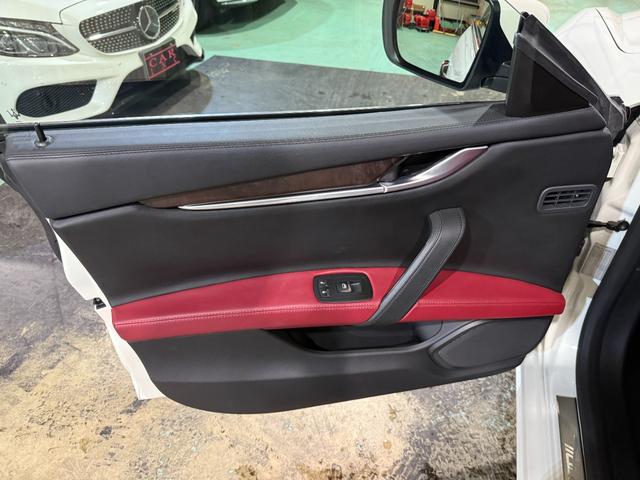 ギブリ ベースグレード　電動サンルーフ　スポーツパッケージ　チターノ２１インチＡＷ　ロッソフルレザーシート　シフトパドル　ツーリングパッケージ　クルーズコントロール　シートヒーター（6枚目）